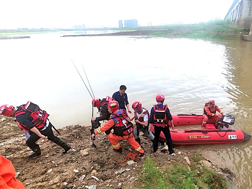 河道涨水致两拨钓鱼者被困 武汉消防一天内两次出动营救