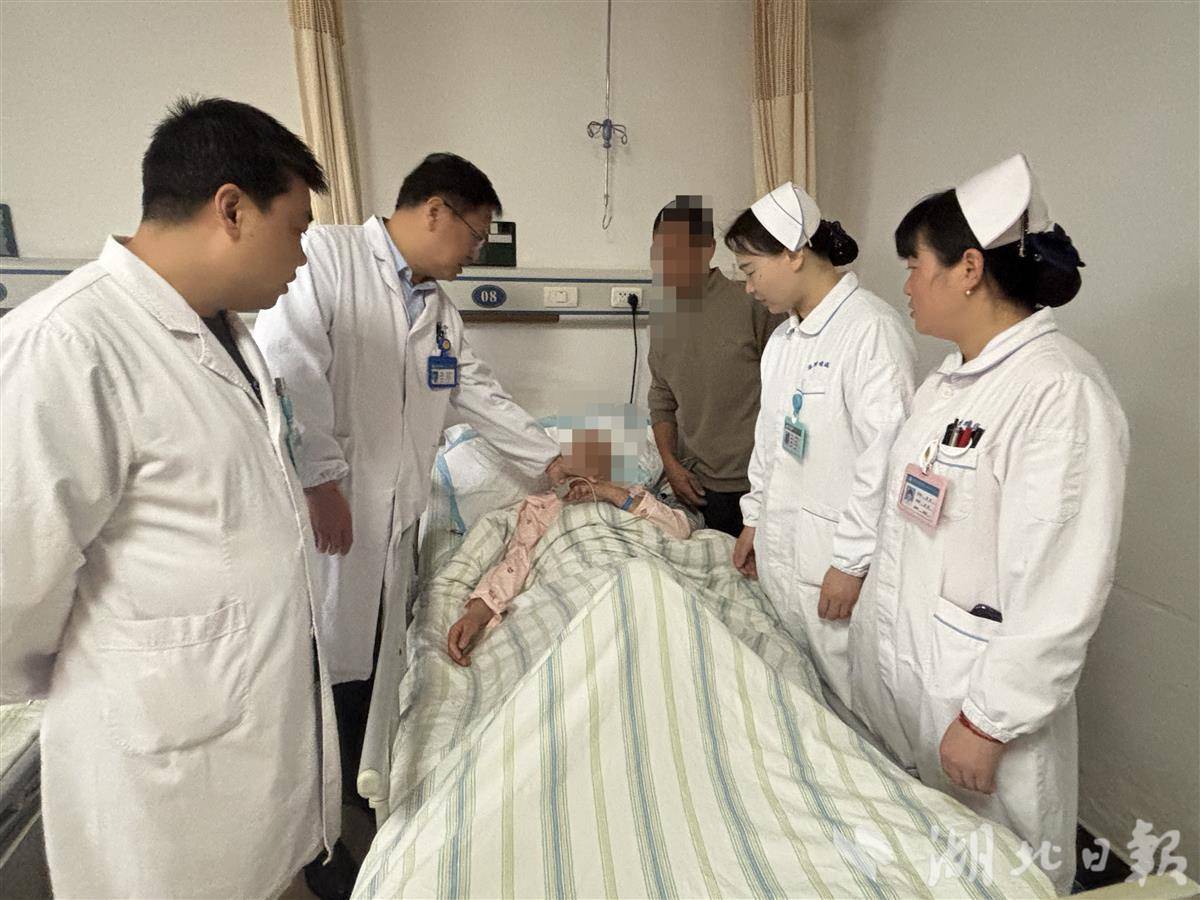 边“聊天”边开刀，深藏大脑的肿瘤被一锅端