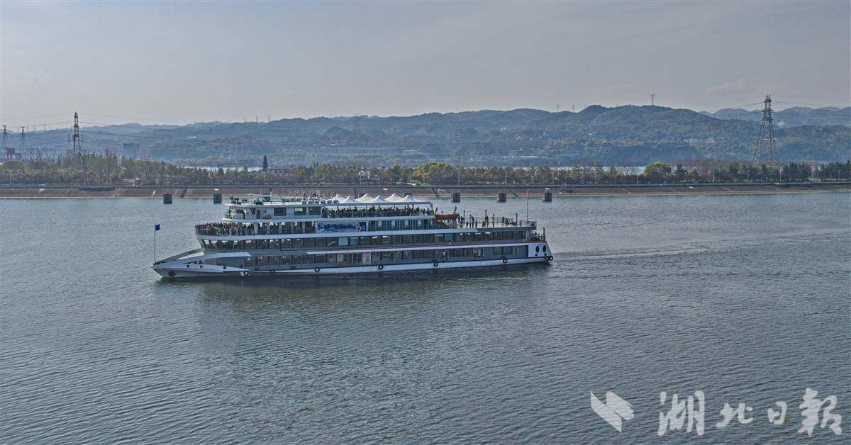 宜昌长江沿线迎来旅游热潮