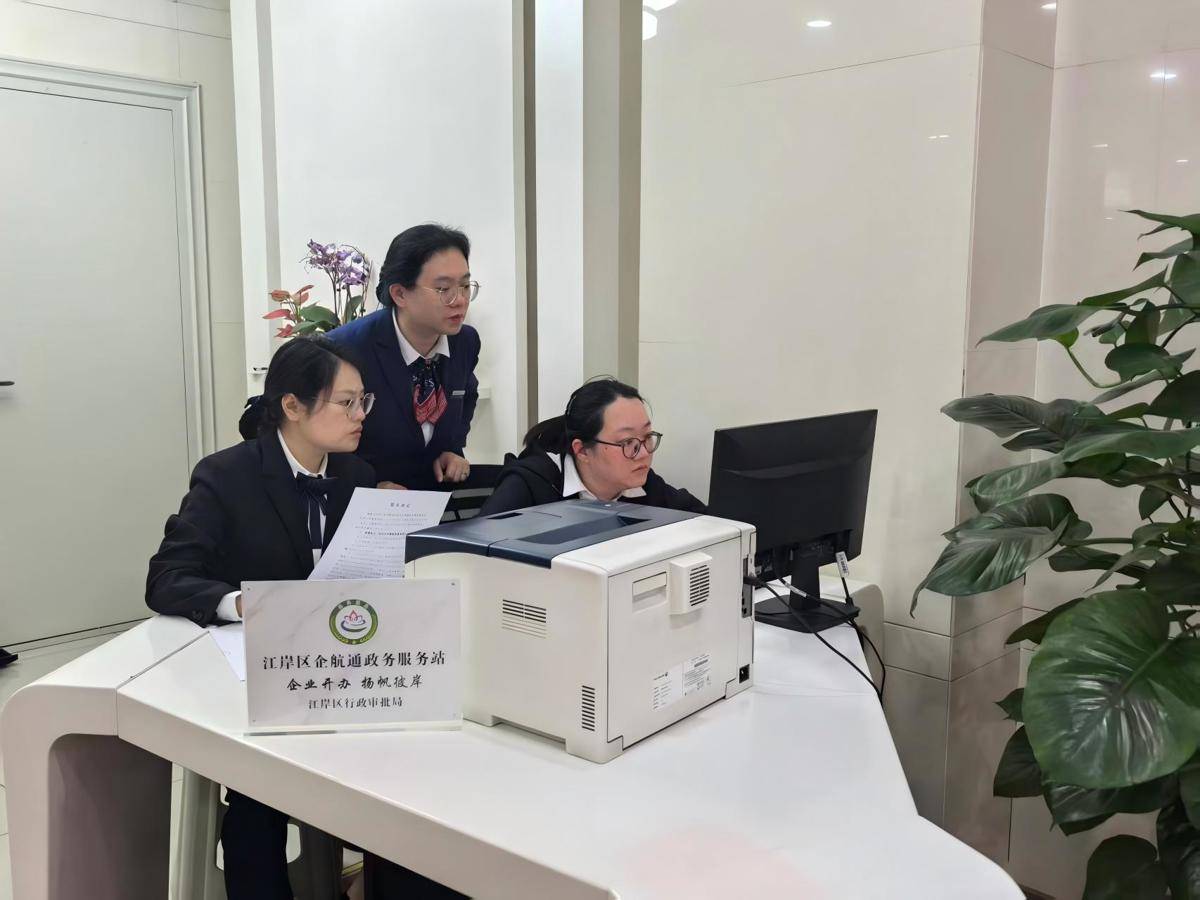  江岸区升级政银合作 家门口的银行成了“政务窗口”