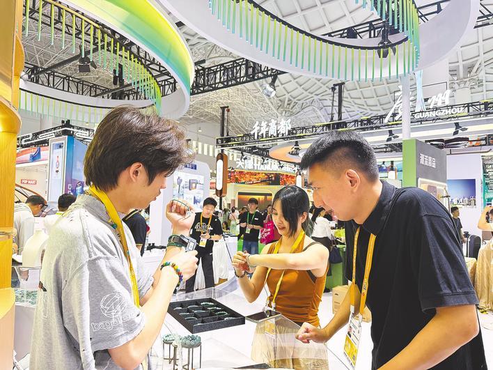 鄂企在国际舞台讲述品牌出海升级故事 养生酒飘香柬埔寨 热干面征服巴黎胃
