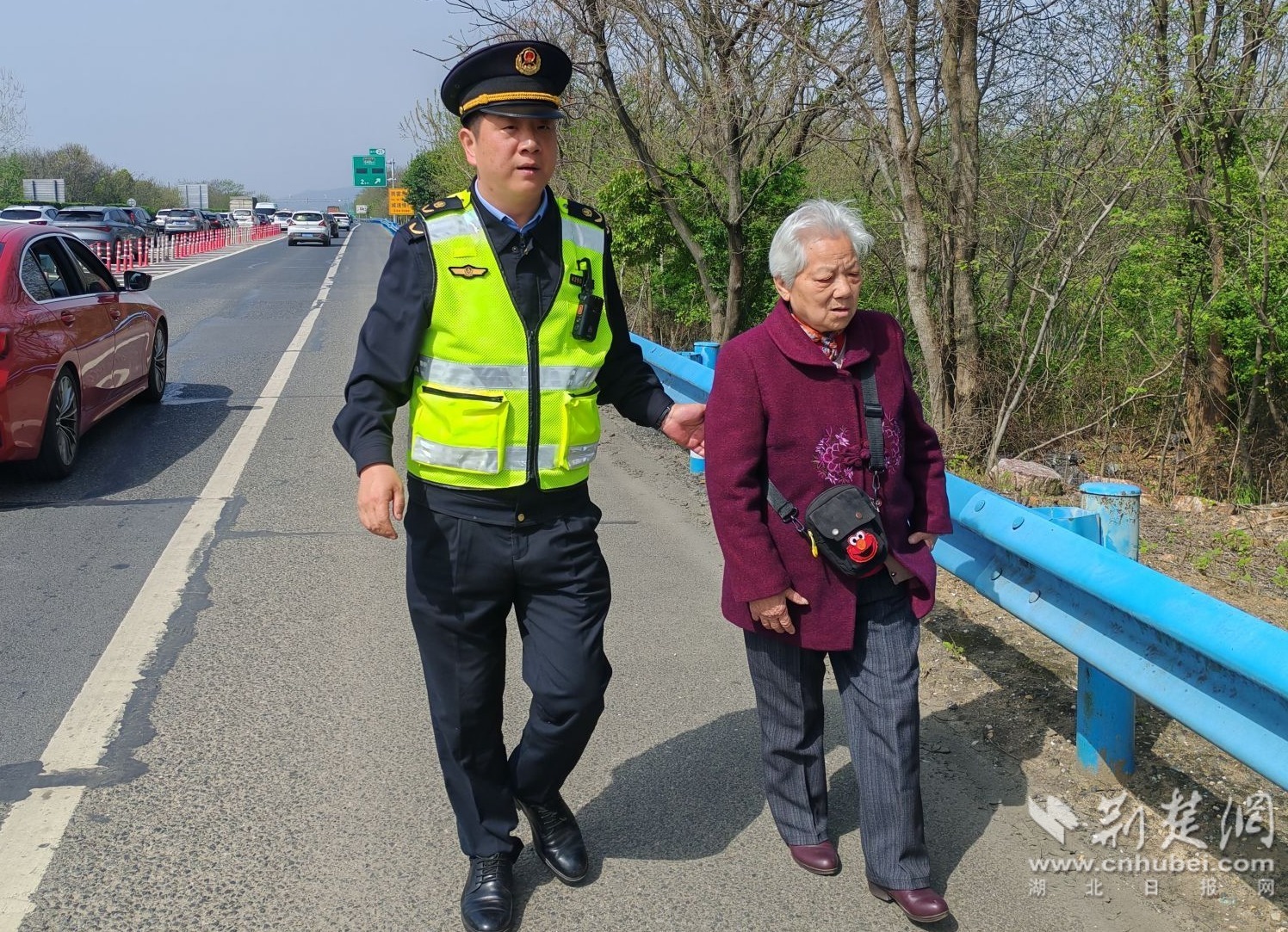 老人祭扫时滞留高速 路政快速处置护平安