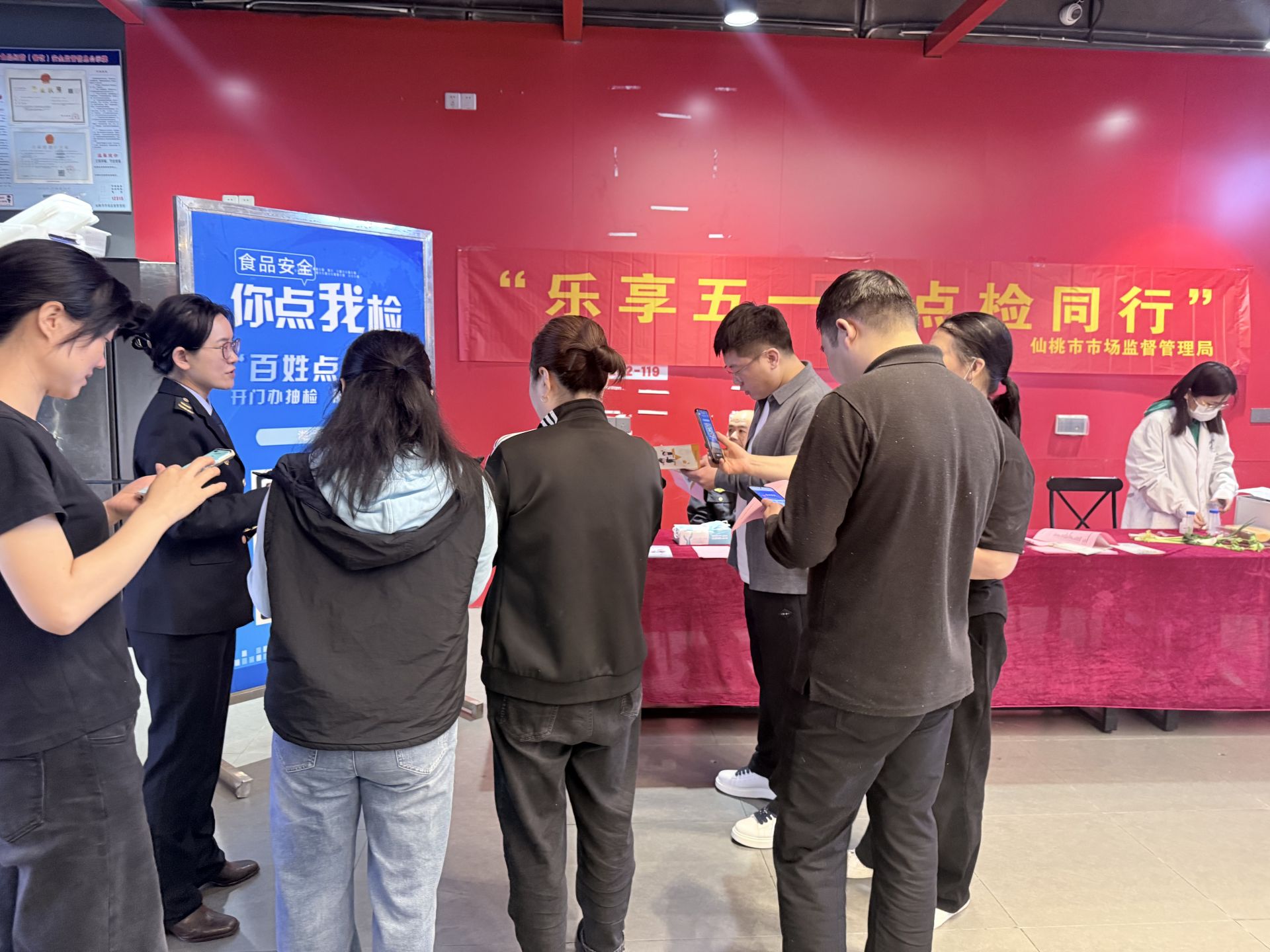  仙桃市市场管监管局开展“乐享五一 点检同行”暨“随机查外卖”活动