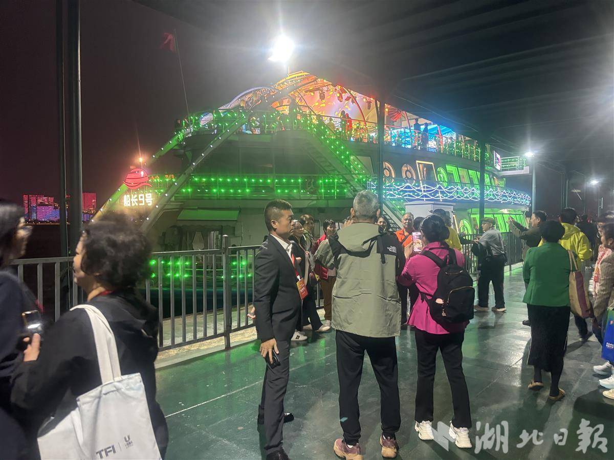  相约春天赏樱花︱近300中外嘉宾夜游江城共话机遇