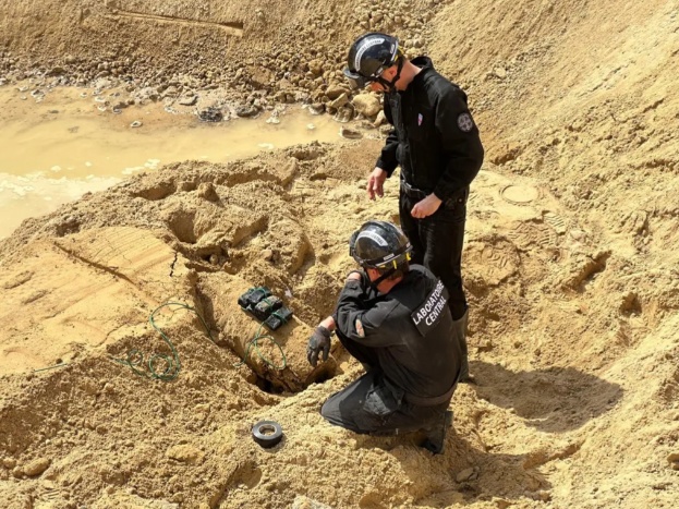 法国巴黎附近可控爆破一枚二战遗留炸弹