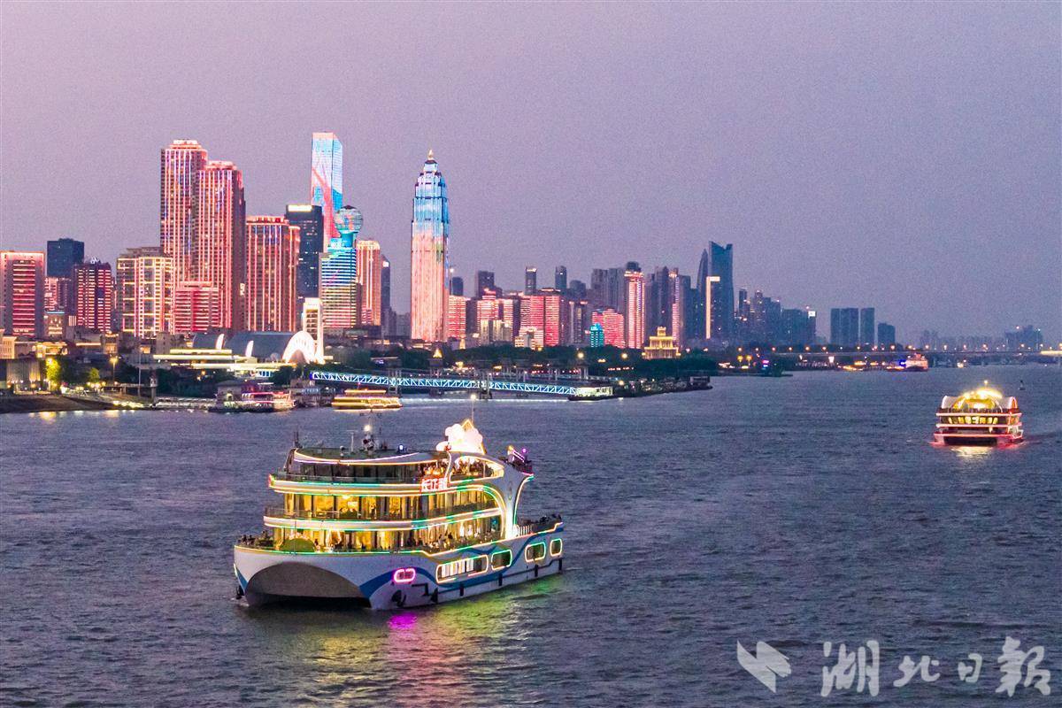 致敬劳动者！劳模工匠代表登上长江荣耀号游轮