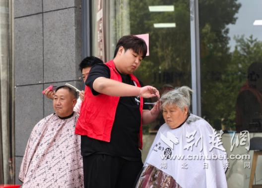 京山市月堰湾社区开展“孝善敬老”主题公益活动