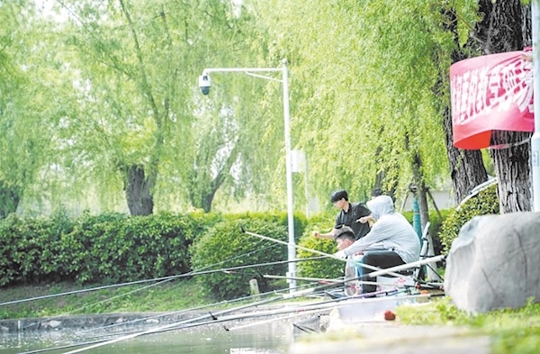 武汉一高校14000名学生停课一天 不去教室，去学调酒、钓鱼、做青团
