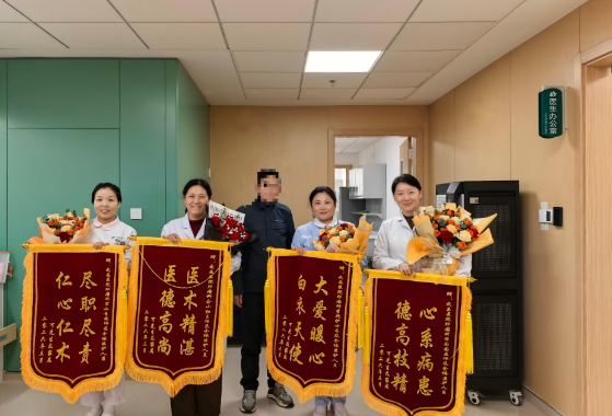 抗癌路上六年温情守护  患者用四面锦旗致谢医护