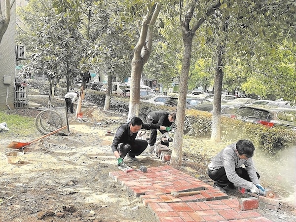 光谷一社区居民自费近5000元修便道 此举得到社区多名老人的称赞