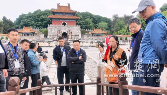  旅游专列载客来 寿乡钟祥引客忙
