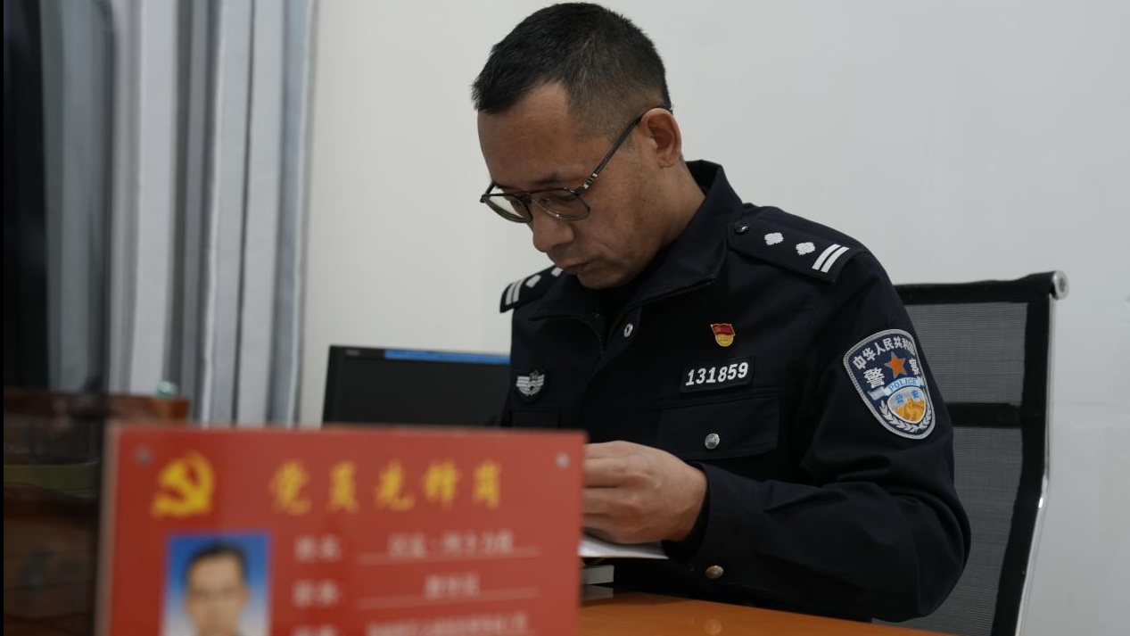 基层警事：胡杨不语，守护无声