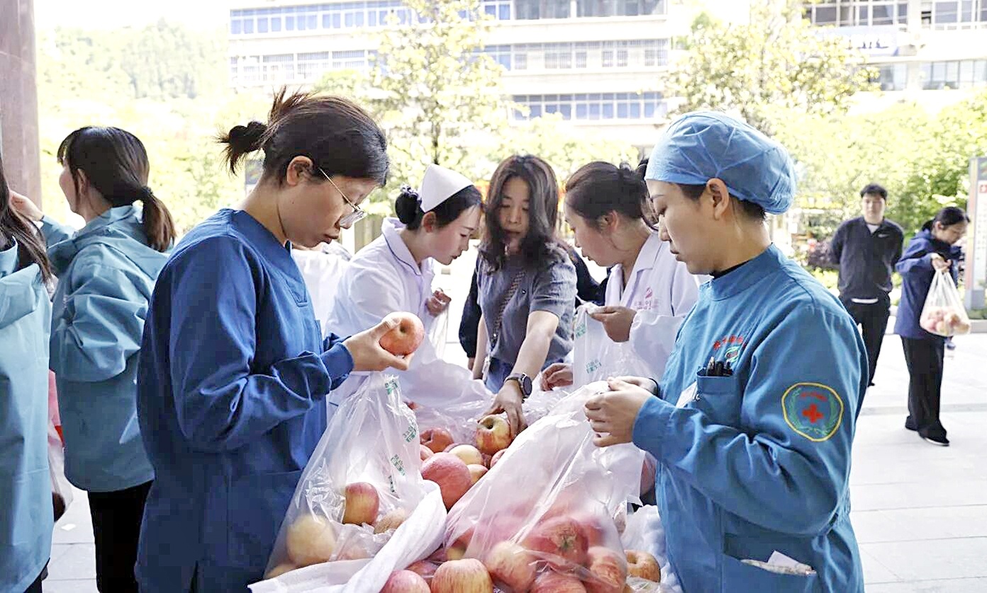 咸丰一医院帮陕西患者卖苹果 8000斤苹果19小时售罄