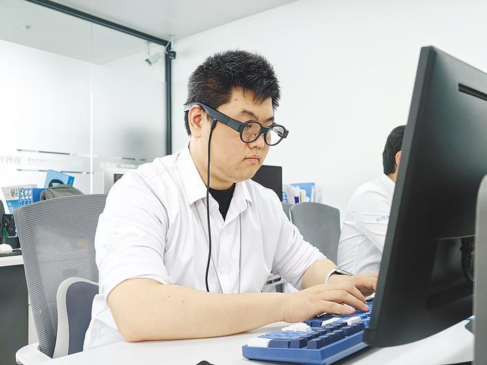  武汉专家造出顶尖智能眼镜 把看似寻常的镜片变成透明高清显示屏