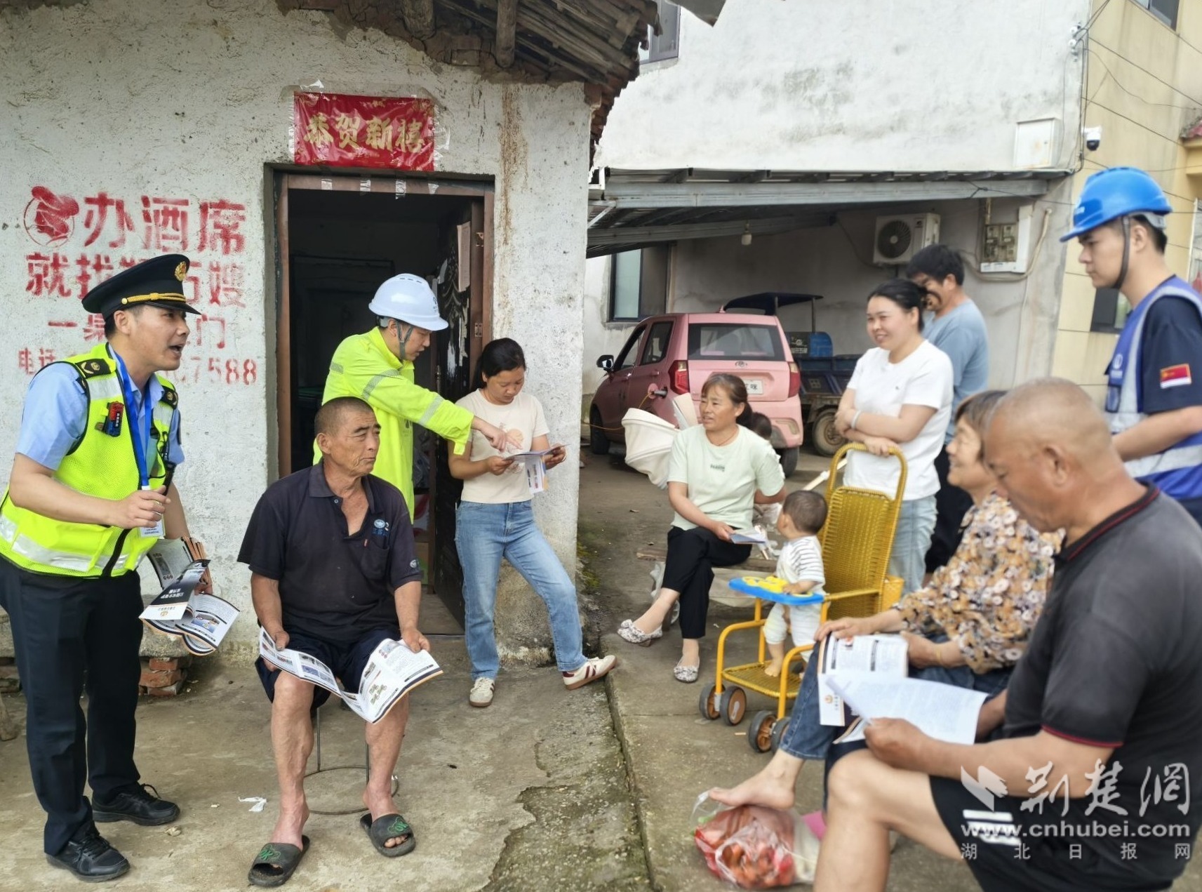  湖北高速路政送法进乡村
