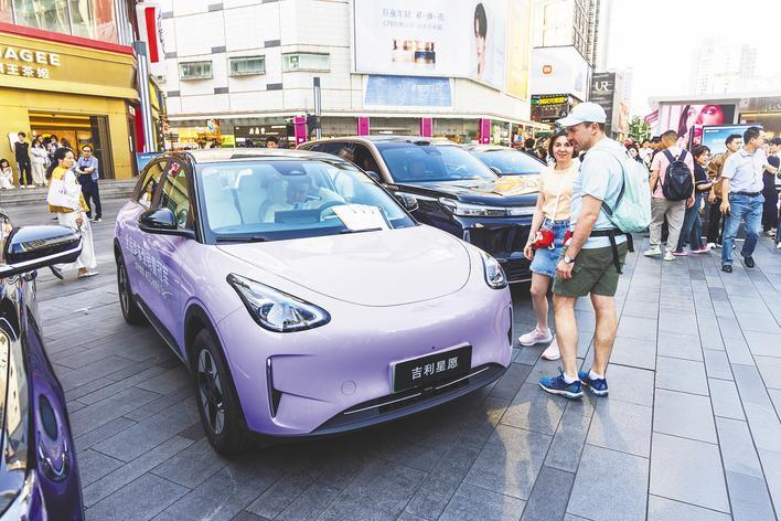 春熙路上 “武汉造”汽车试乘试驾人气旺 2000万元车谷消费券助力四川消费者买好车