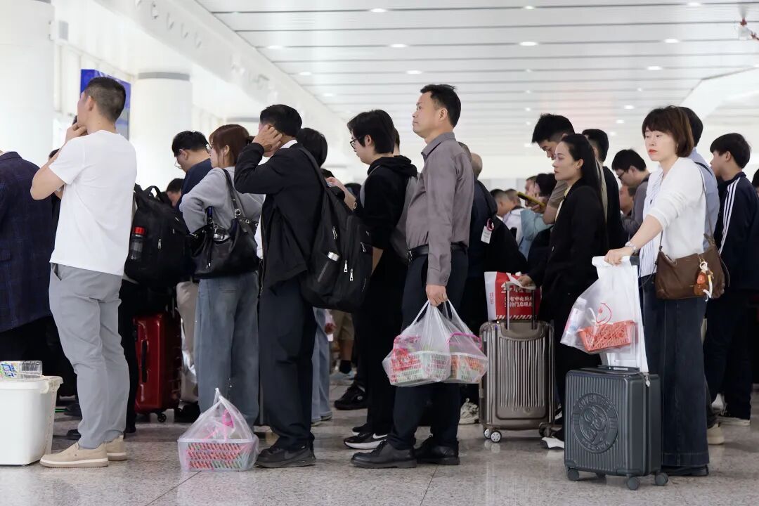 高铁站再现“人均”小红筐！旅客：忍不住开