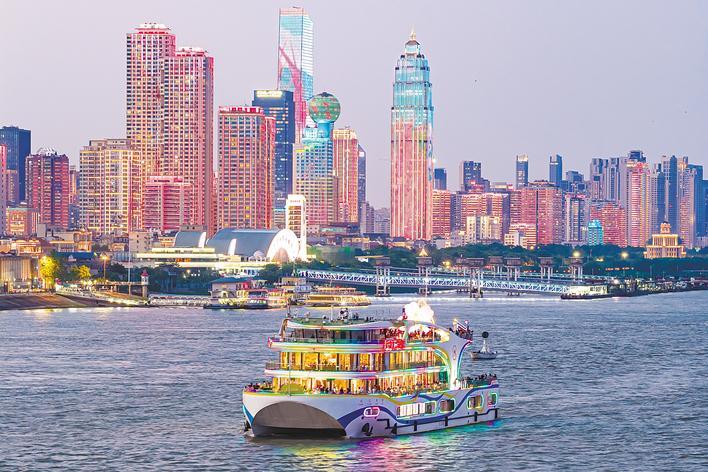  致敬劳动者 劳模代表乐游江景