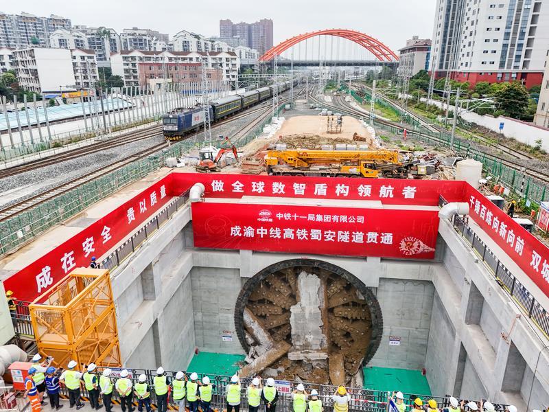  双城周刊｜74载钢轨延伸，双城蝶变启新程 从“蜀道通”到“一小时生活圈”