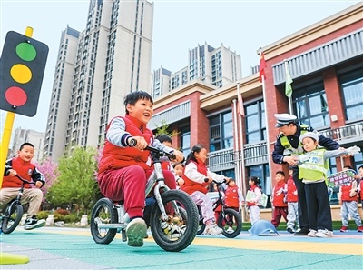 没车也不能闯红灯，为什么？交警的回应“教科书级别”