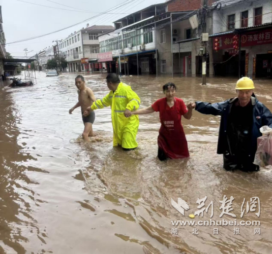 京山市罗店镇：强降雨突袭显担当 坚守岗位守安澜