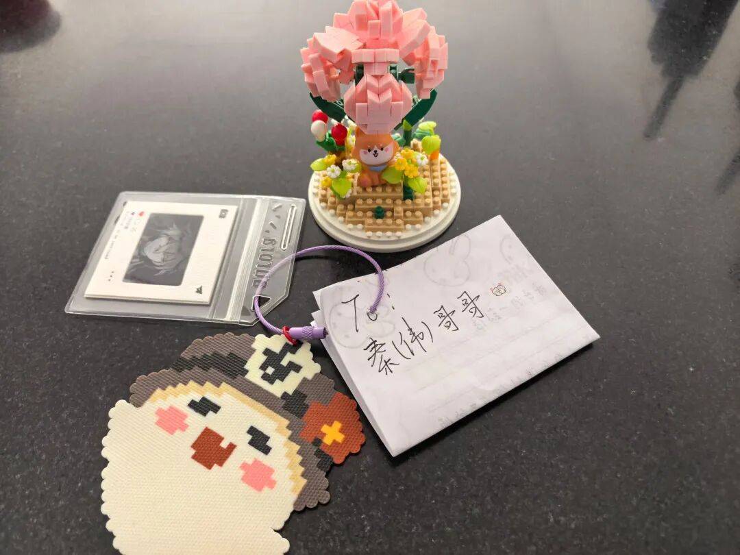 积木小花+手写祝福，少年给警察哥哥的新婚礼物太好哭了！