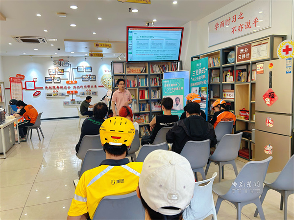  健康关爱润“新”心 南湖街道情暖城市奔跑者