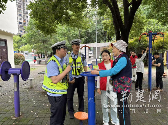 守护“银发”出行路 荆门交警走进月亮湾社区