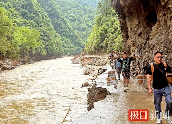 为灾区干部群众掌勺四天三夜 宣恩餐馆老板徒步8公里进山当义工