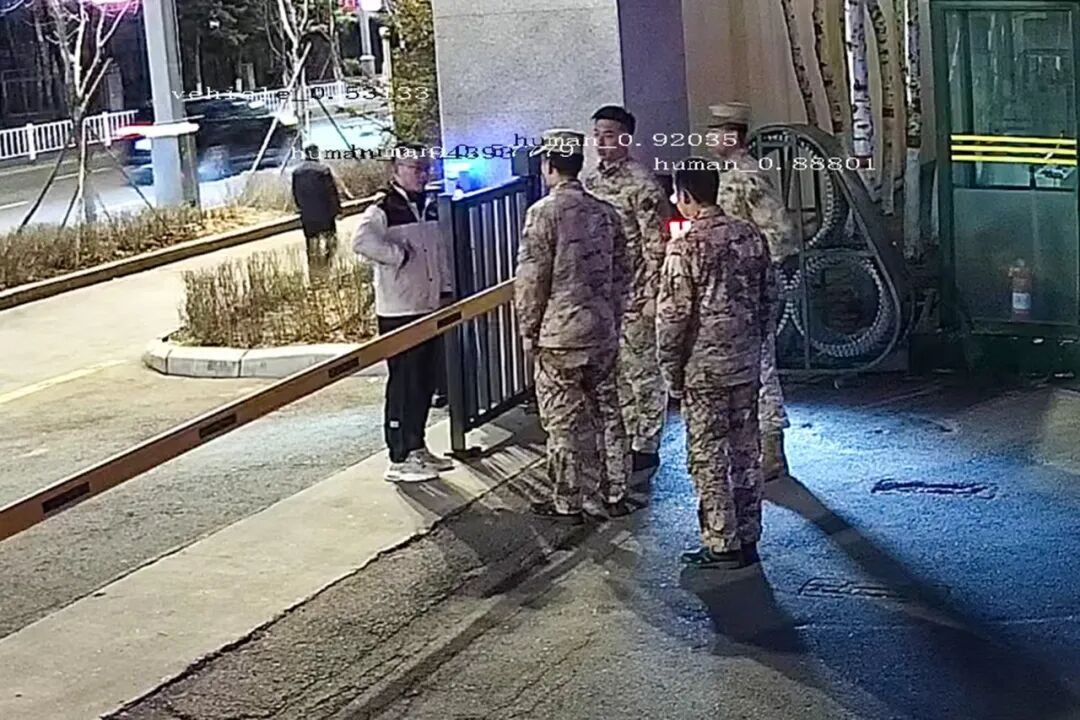 深夜，他在武警营门前徘徊，终于做了一个决定……