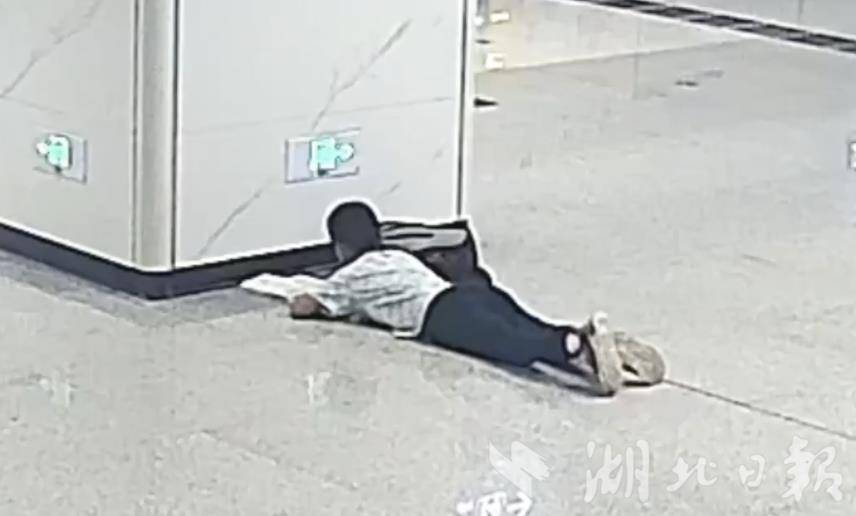  趴在地上写作业的小学生，地铁站里有了“临时小书桌”