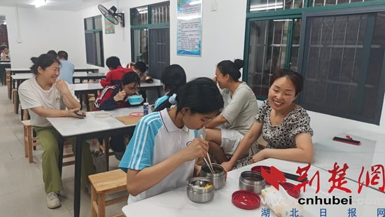 大冶东岳中学将闲置用房变成家长“清凉驿站”