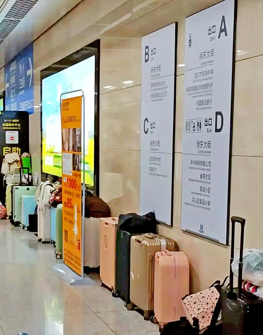 外交部发言人毛宁发帖点赞  吸引众多外国网友围观 江城地铁无人看管“行李箱墙”火到国外