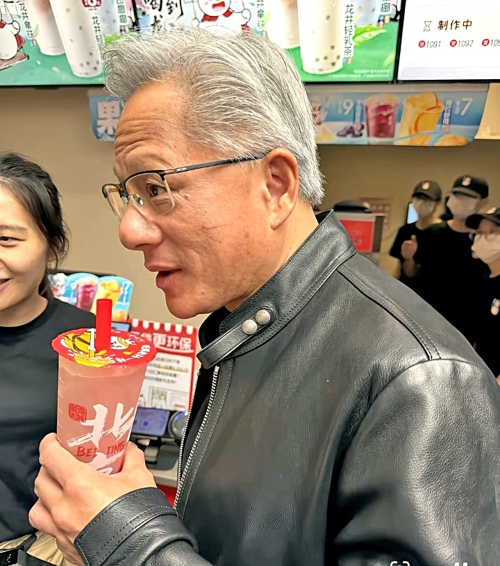 蜜雪冰城上线黄仁勋“大佬同款” 门店负责人：有人一次买了30杯