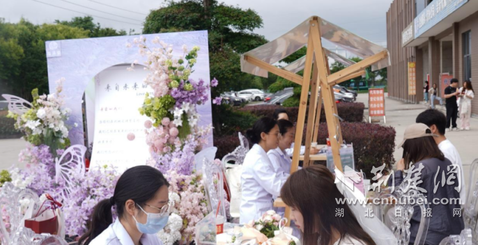  “520”领证日遇上健康礼——钟祥市人民医院把健康服务送到登记现场