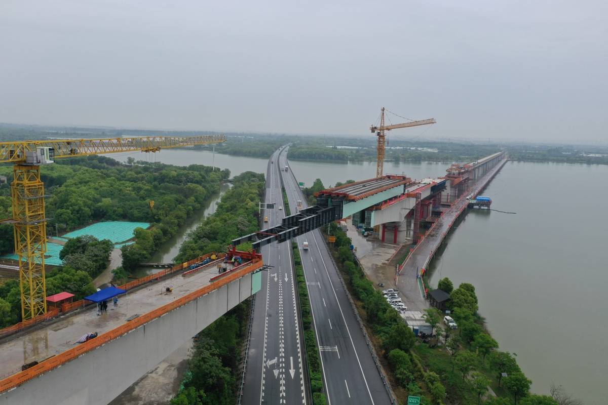  合武高铁“桥上造桥、桥下照常跑车”  600吨钢梁飞跃沪渝高速公路