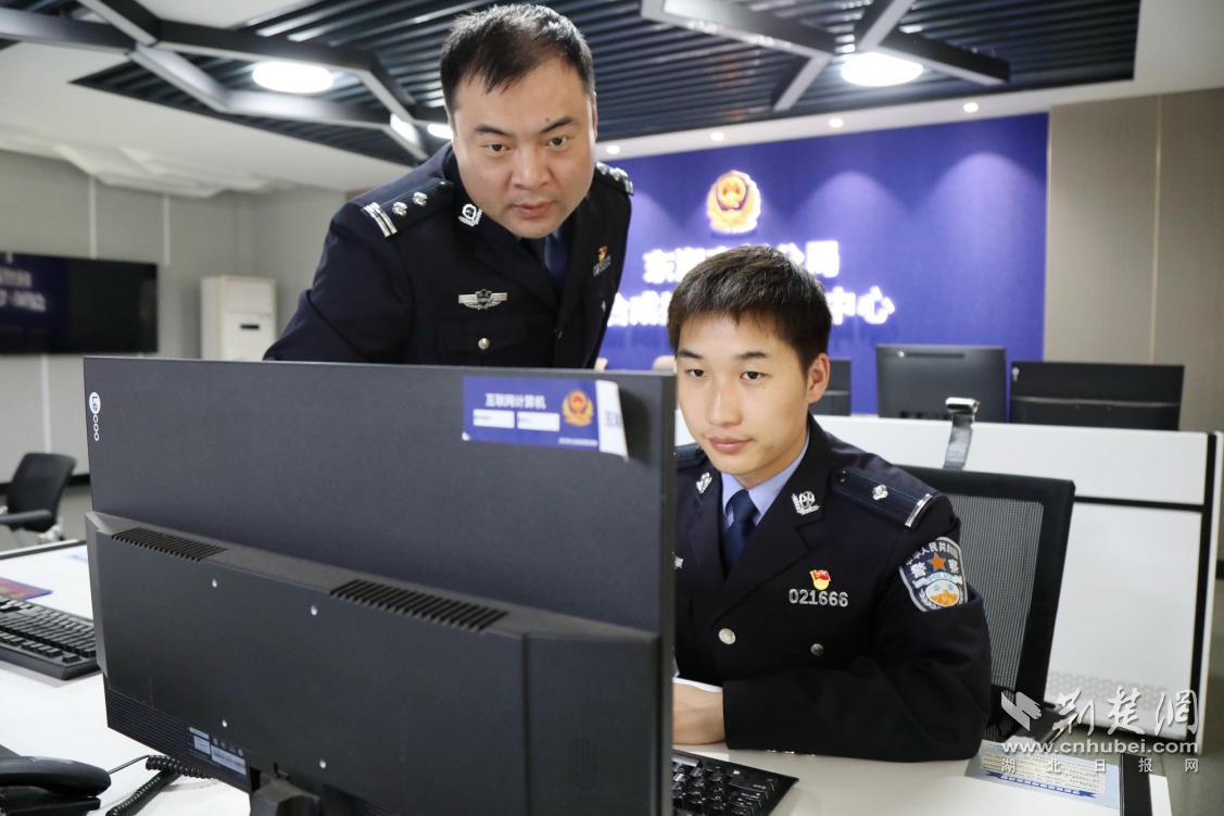 微光成炬：刑侦师徒的并肩路