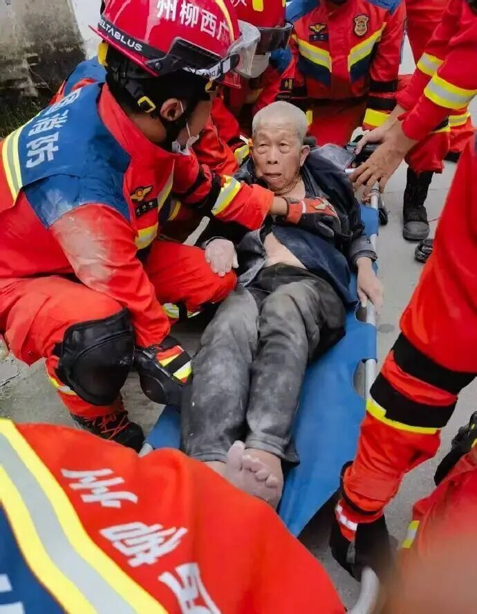 柳州地震最后一名被困人员被救出！系91岁老人
