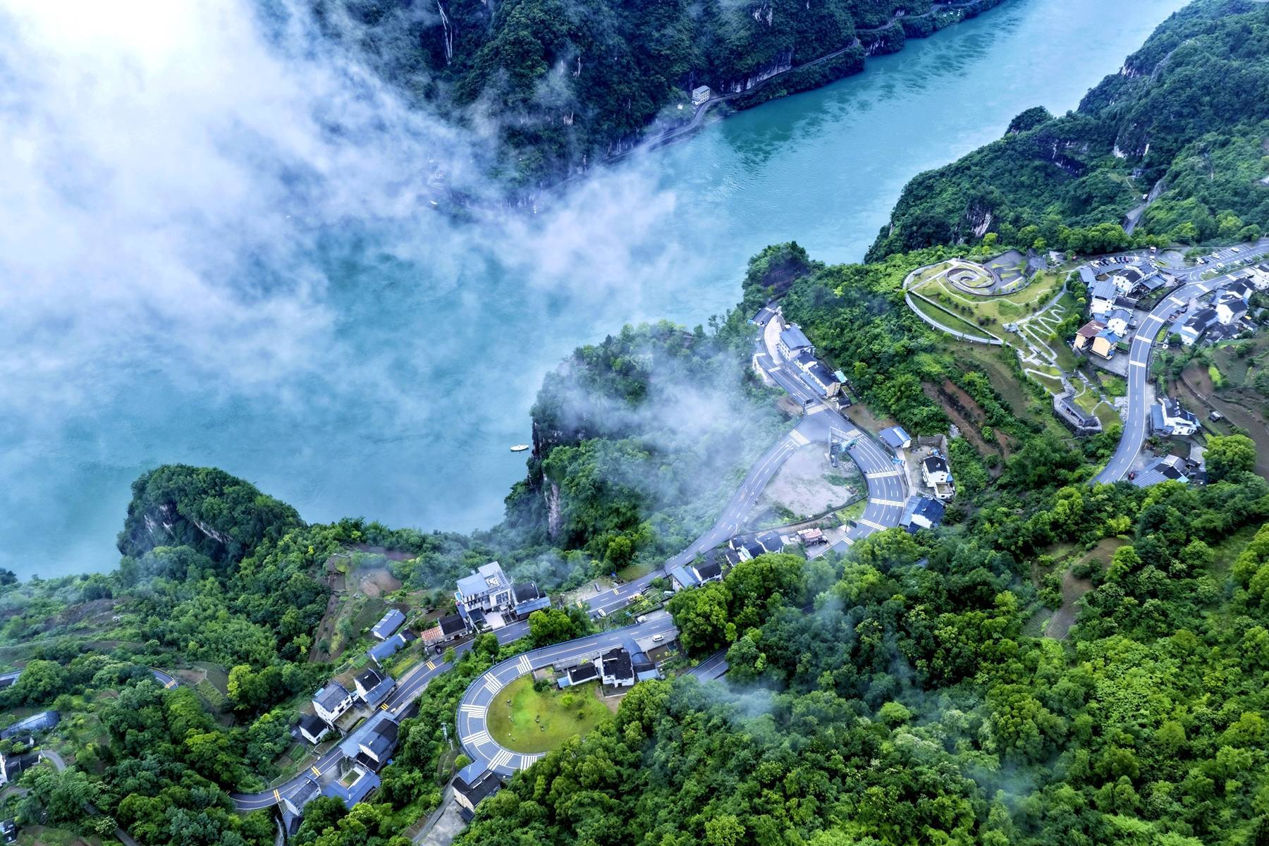 雨润峡江云雾起 夷陵G348公路尽显生态画卷