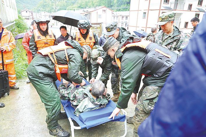 记者徒步进入“失联”村直击救援 14名失能老人担架上安全下山