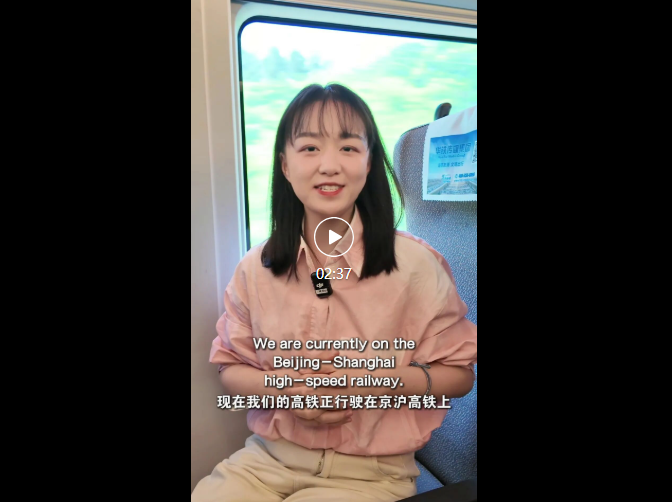 外国记者代表团登上复兴号列车！