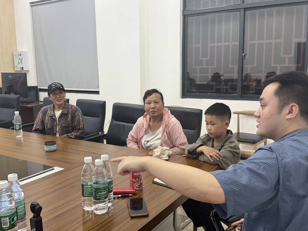 直击荆州区八岭山镇三桥村安置点：有热水、零食、泡面；民宿老板免费提供住宿