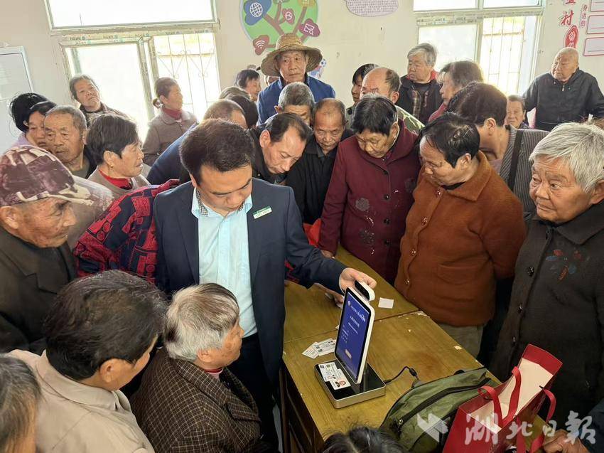  应城邮政进村开展社保卡专项服务受欢迎