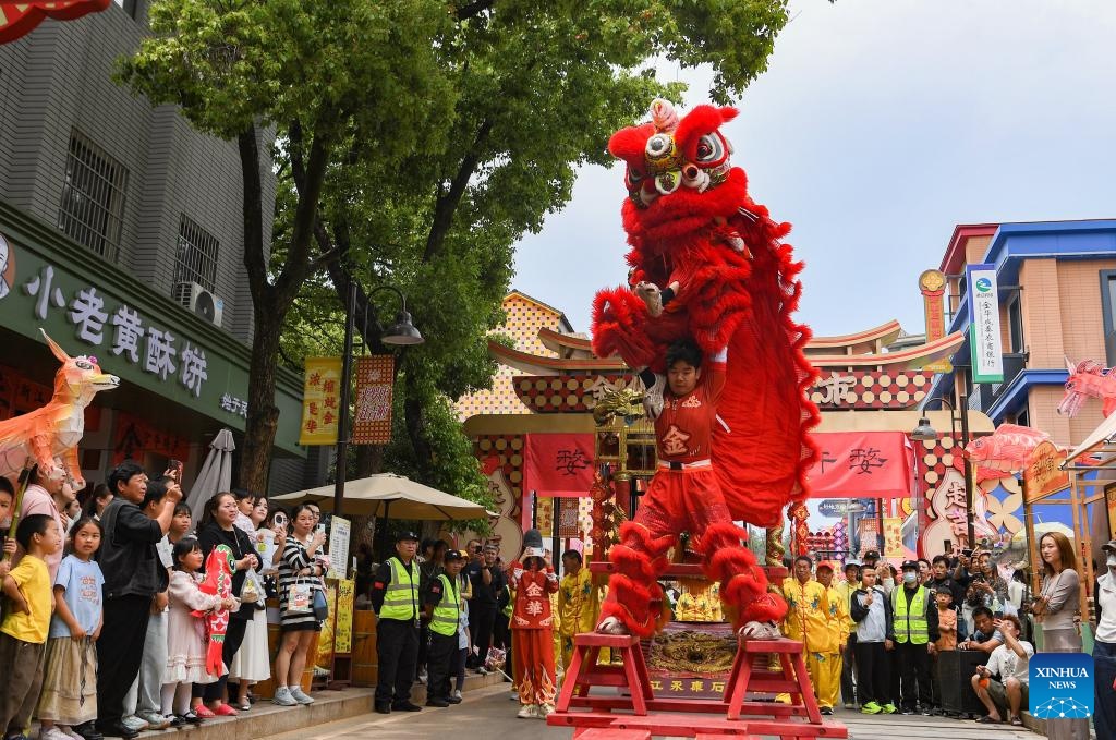  People enjoy May Day holiday across China