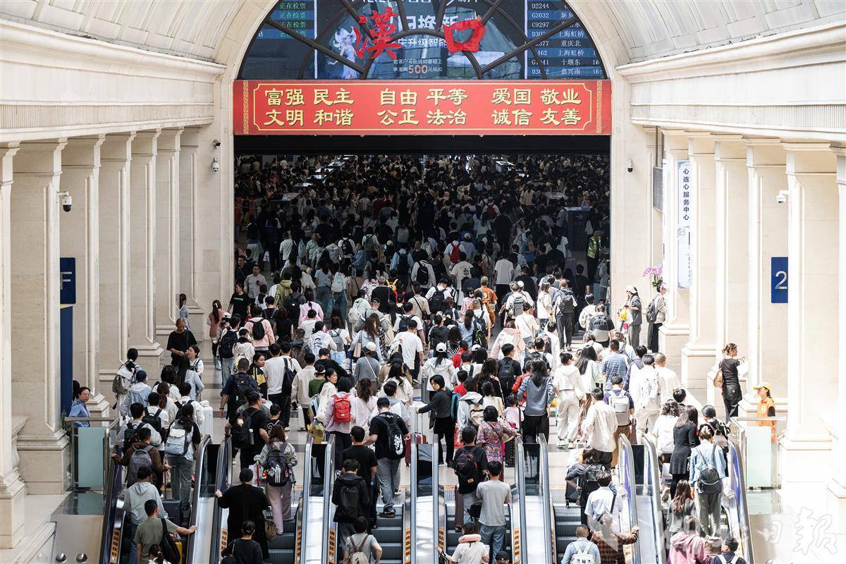  辽宁游客盛赞江城历史文化与建筑之美