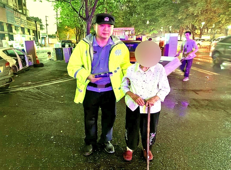 96岁老人外出找儿子迷路 民警暖心护送老人回家