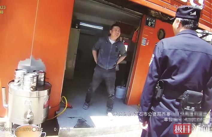 老人买小笼包误付两万余元 包子铺老板报警忙退还