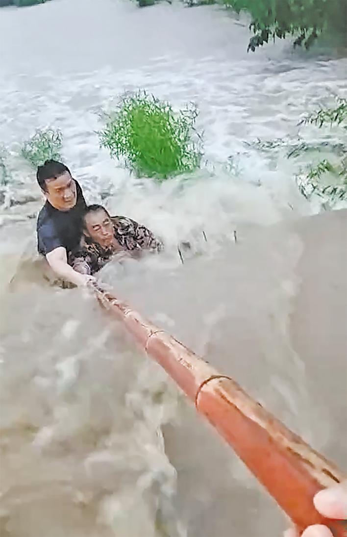 暴雨中跃身激流  村支书救下落水老人