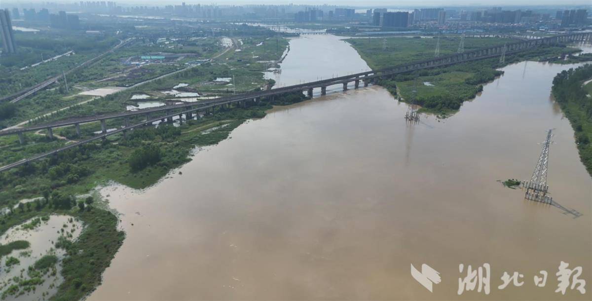 府澴河童家湖站退出警戒水位 新建堤防首次经受洪水考验