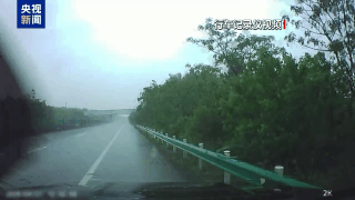 途经积水未降速引发事故被罚款 雨天驾车要注意→